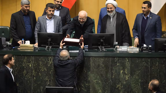 پول هست اما نه برای مردم؛ بودجههای هزاران میلیاردی برای نهادهای مذهبی و تبلیغاتی حکومت