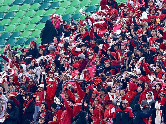 به اتهام «رفتارهای غیر اخلاقی و خلاف شئونات»؛ دو تماشاگر زن پرسپولیس-تراکتور بازداشت شدند