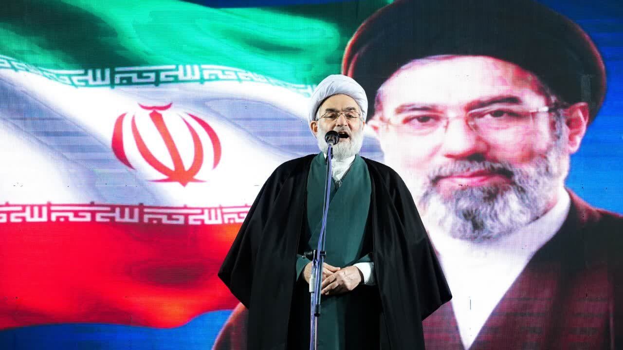 امام جمعه رشت: پادشاهان کشورهای عربی به فکر ملت خود نیستند