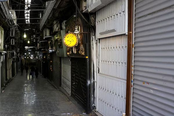 البنك المركزي الإيراني: معدل التضخم يتخطى 50 % وارتفاع أسعار السلع والخدمات