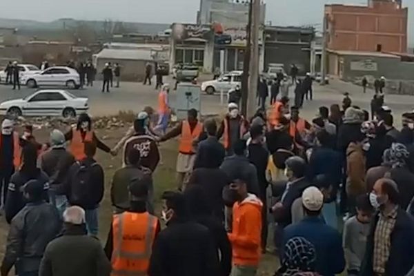 أنصار إمام الجمعة السني المعزول شمالي إيران ينظمون تجمعات احتجاجية من جديد