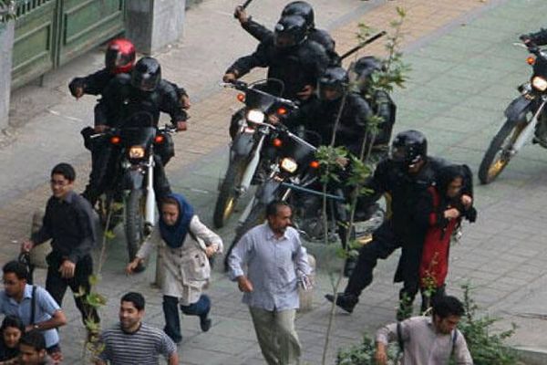 رابطة الكتاب الإيرانيين: العام الماضي سجل أرقاما قياسية في القمع والاستبداد