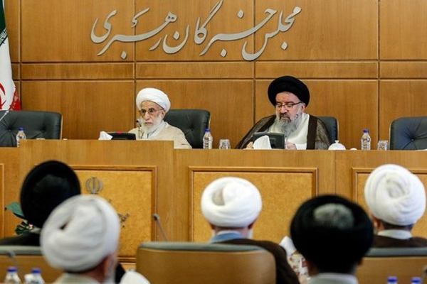 عضو بمجلس الخبراء الإيراني يدعم فتاوى استهداف ترامب