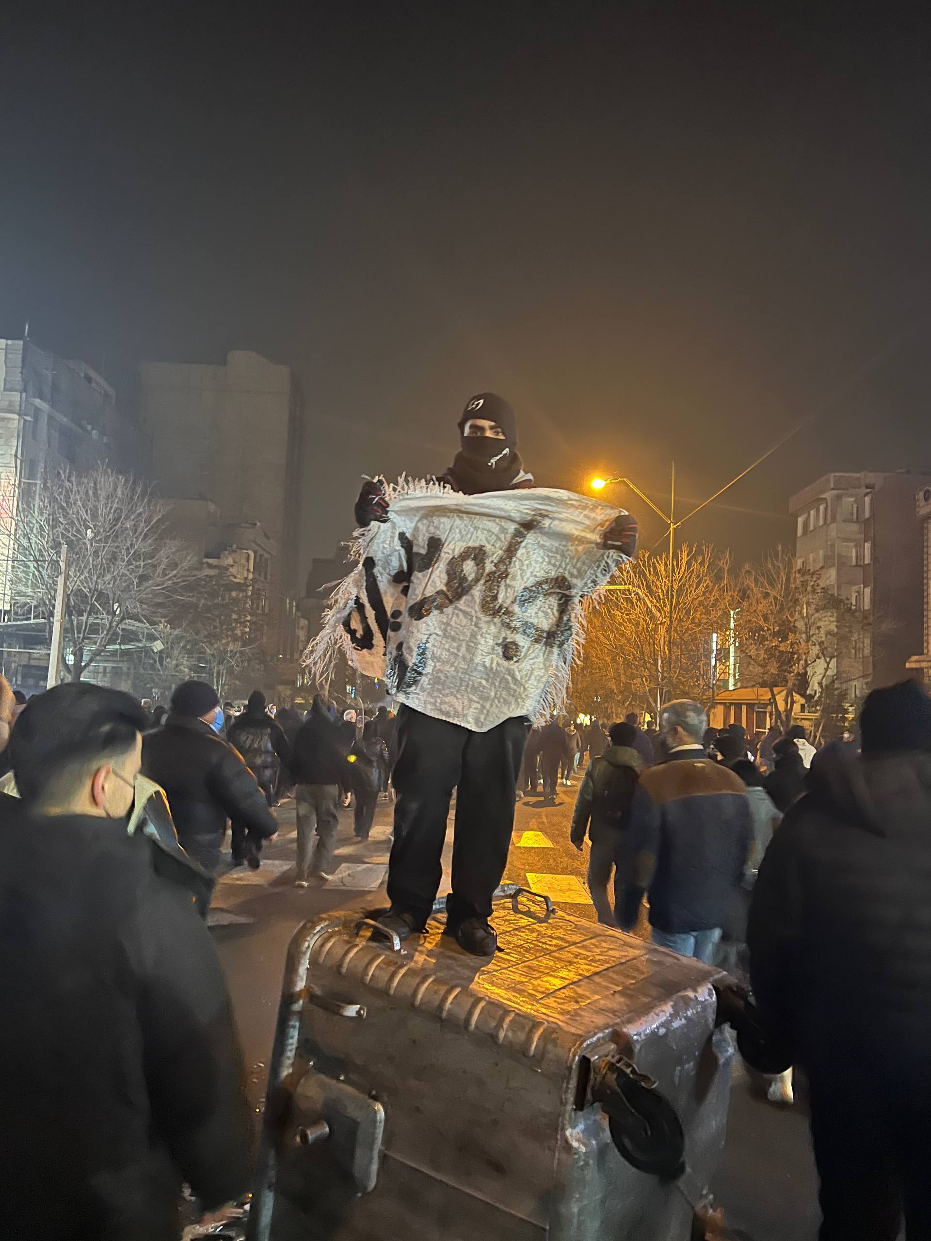 شهود عيان: مجزرة بحق المتظاهرين ونقل الجثامين بشاحنات في "مشهد" بإيران