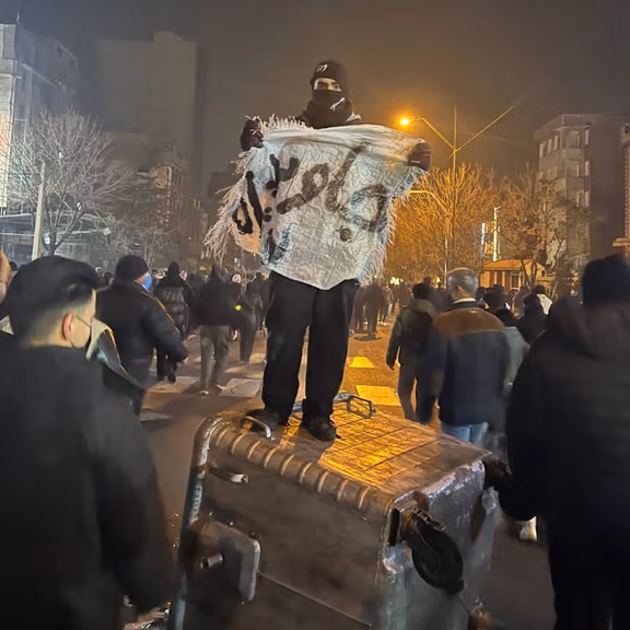 روایت یک معترض از بازداشتش: به ما قرصهایی دادند که بیهوشمان میکرد