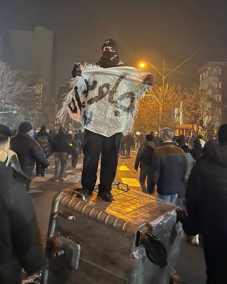 شهود عيان: مجزرة بحق المتظاهرين ونقل الجثامين بشاحنات في "مشهد" بإيران