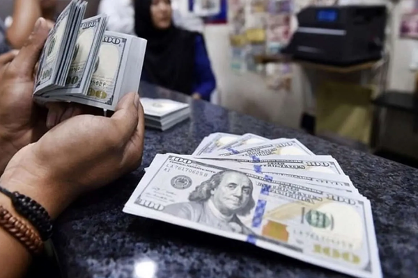 سعر الدولار في السوق الحرة بطهران يتجاوز 70 ألف تومان مجددًا