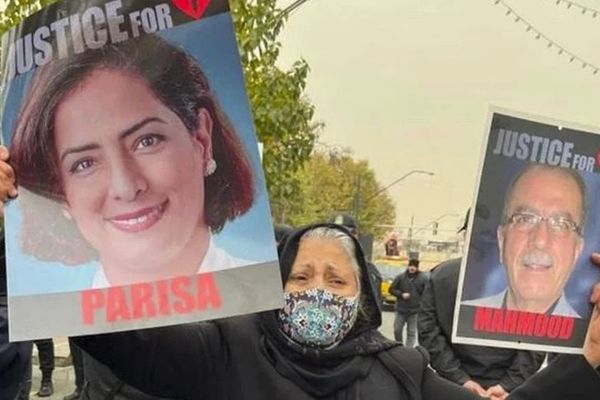 أقارب ضحايا الطائرة الأوكرانية يتجمعون أمام المحكمة.. والمتحدث باسمهم: المحاكمة "عرض مخز"