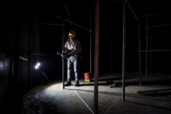 بين العزلة المالية والضغوط الأميركية.. إيران على "شفا كارثة اقتصادية"