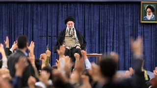 خامنئي: لا نتفاوض.. وإذا هاجمونا سنرد