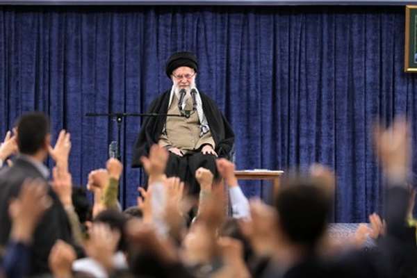 خامنئي: لا نتفاوض.. وإذا هاجمونا سنرد