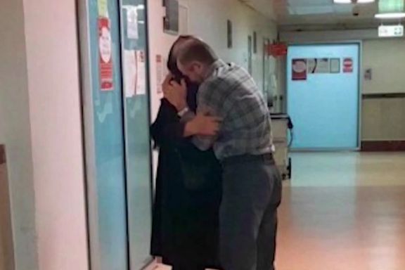 پدر و مادر مهسا ژینا امینی در بیمارستان، دقایقی پس از اعلام خبر کشته شدن او