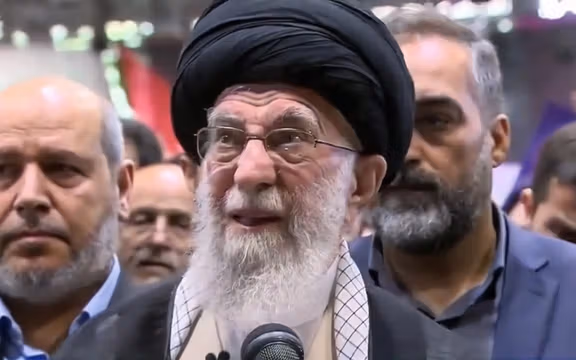 در پی افزایش احتمال حمله آمریکا، خامنهای در پناهگاهی زیرزمینی در تهران مخفی شد