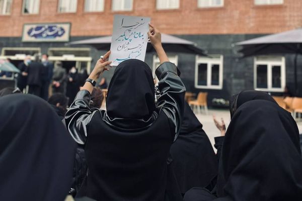 انتفاضة إيران: استمرار الاحتجاجات.. واعتصام داخل الجامعات