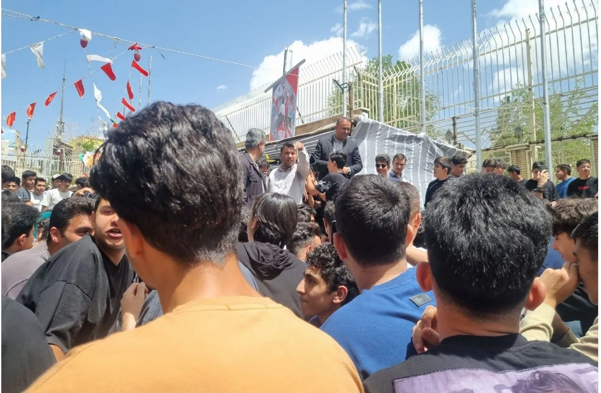 دانشآموزان شهرکرد در اعتراض به حضوری شدن امتحانات تجمع کردند