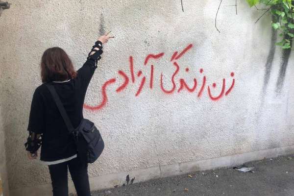عيادات "العلاج النفسي" لغير المحجبات تثير الجدل في إيران