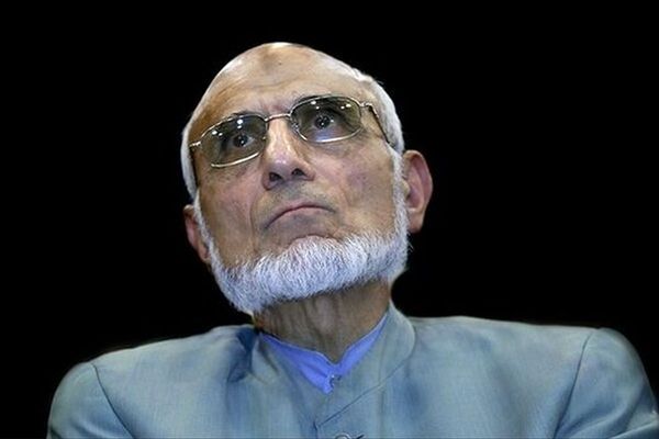 مع التراجع الحاد للعملة.. عضو بمجلس تشخيص مصلحة النظام في إيران يطالب بزيادة سعر البنزين