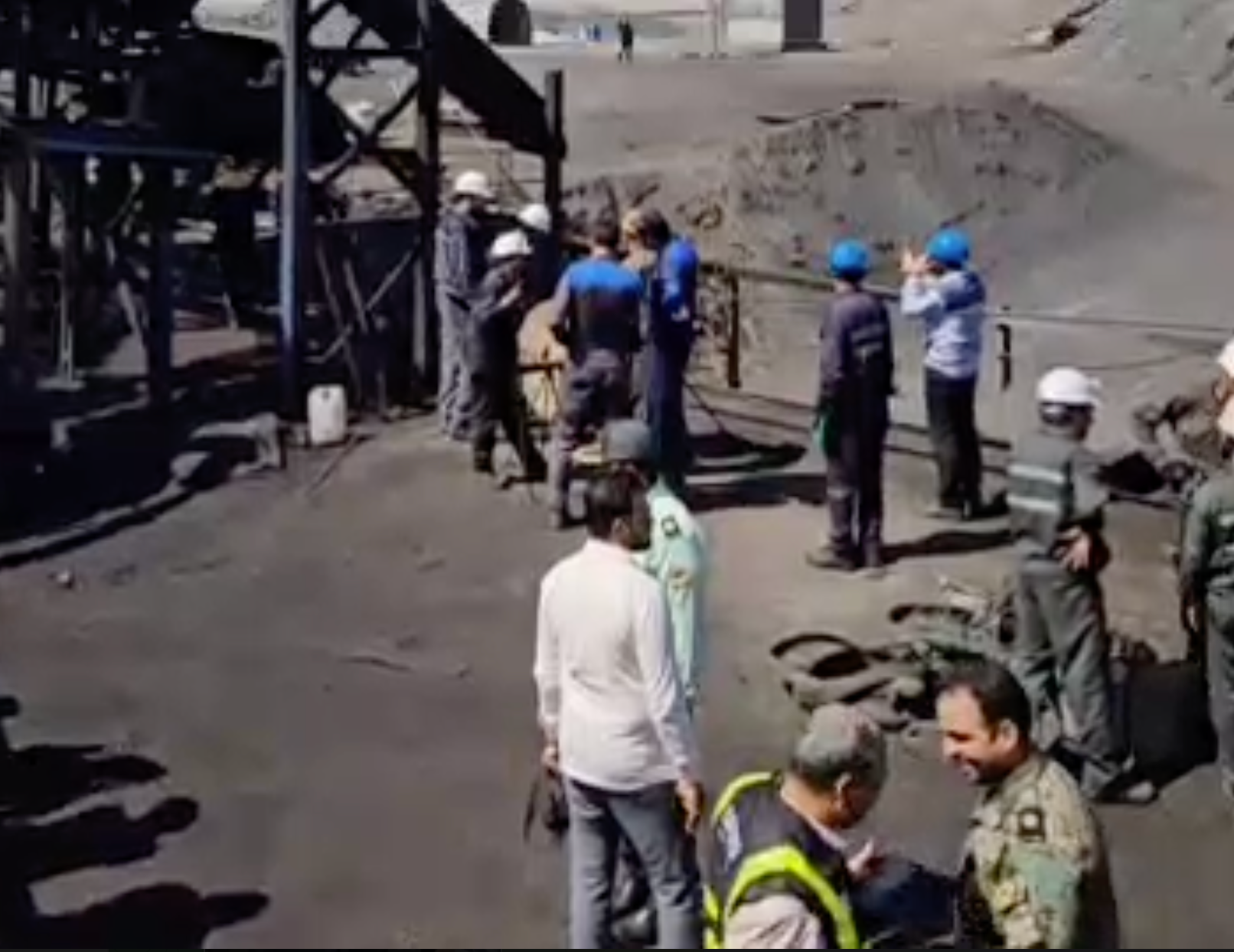 سخنگوی سیاست خارجی اتحادیه اروپا: عملیات نجات در معدن طبس را دنبال می‌کنیم