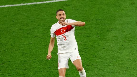 تحقیقات یوفا درباره مدافع ترکها؛ احتمال محرومیت دمیرال بهدلیل نشاندادن نماد بوزقورت