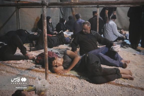 People sleeping on the ground in camps on their way to the Iraqi city of Karbala