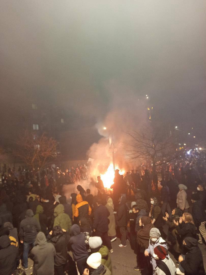 الحكومة الإيرانية تقر بقطع خطوط الهاتف والإنترنت عن المواطنين