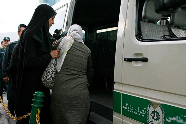 مجموعة نشطاء حقوق الإنسان في إيران: النظام يتعمد "إذلال النساء"