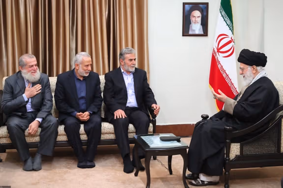 Ziyad al-Nakhalah, the leader of the Palestinian Islamic Jihad (center) and Iran’s ruler Ali Khamenei during a meeting on December 31, 2018, in Tehran