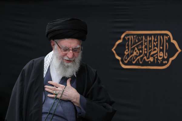 رسانههای ایران خبر دادند علی خامنهای دوشنبه در مراسم عزاداری در حسینیه دفترش شرکت کرد