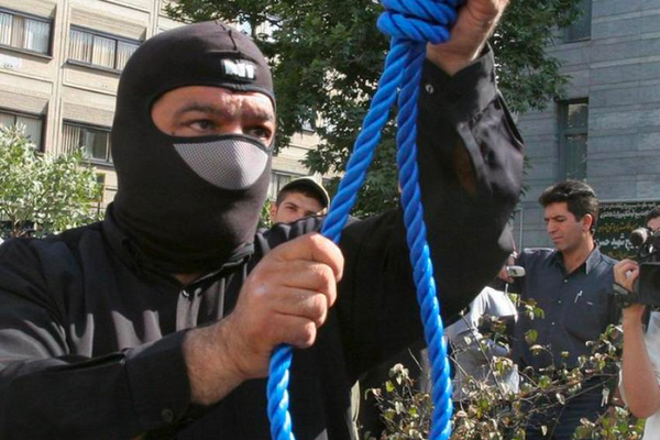 إعدام 12 إيرانيا في اتهامات بـ"الاشتباك المسلح والمخدرات والقتل العمد"