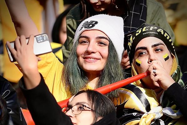 لأول مرة في الدوري الإيراني.. النساء في ملاعب الكرة إلى جانب الرجال