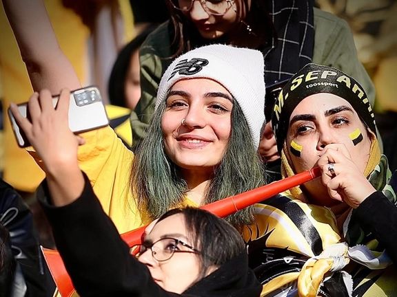 لأول مرة في الدوري الإيراني.. النساء في ملاعب الكرة إلى جانب الرجال