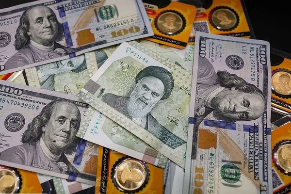 مع استمرار التوتر مع واشنطن.. تراجع العملة الإيرانية والدولار يصل إلى 106 آلاف تومان