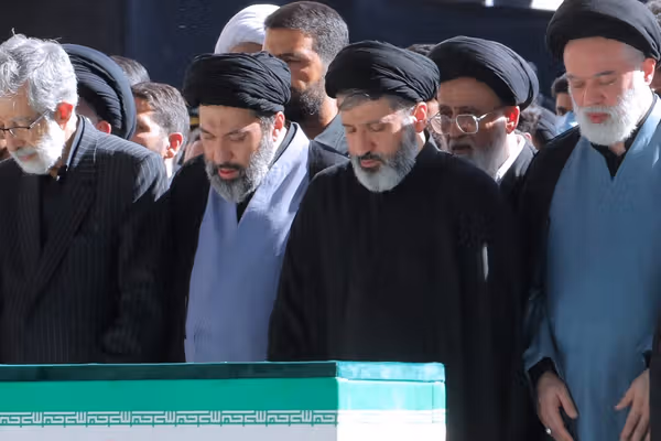 سه پسر علی خامنهای در انظار عمومی ظاهر شدند اما مجتبی نه