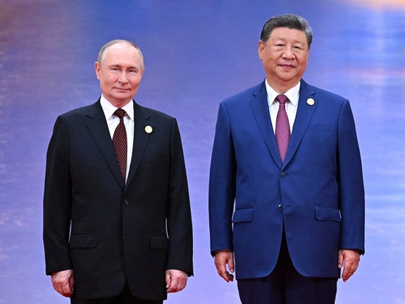 Chinese President Xi Jinping welcomes Russian President Vladimir Putin during a ceremony at the Shanghai Cooperation Organization (SCO) summit in Tianjin, China August 31, 2025.