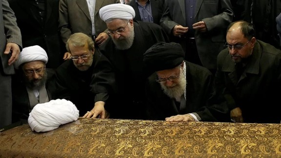 خامنهای بر سر تابوت اکبر هاشمی رفسنجانی