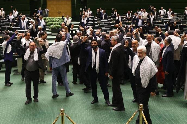 63 برلمانيًا إيرانيًا يشكرون السلطة القضائية على إعدام عدد من معتقلي الاحتجاجات الأخيرة