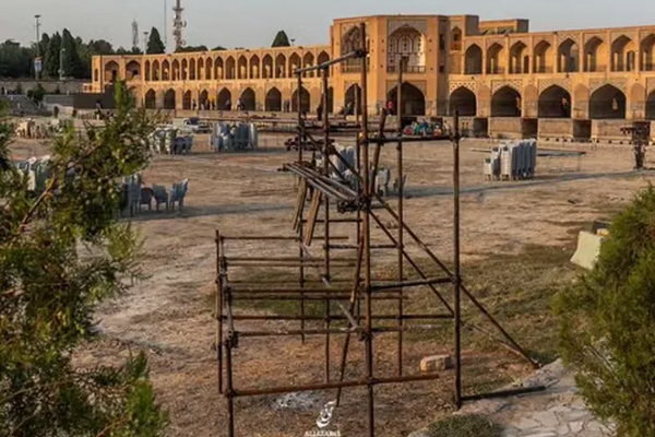 احتجاجات بيئية تُجبر بلدية "أصفهان" في إيران على نقل حفل ترفيهي من مجرى نهر جاف