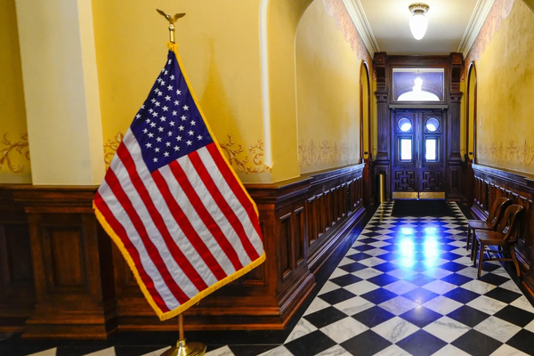 الخارجية الأميركية تطرد مسؤولاً إعلاميًا من أصل إيراني بسبب خلافات حول سياسات غزة