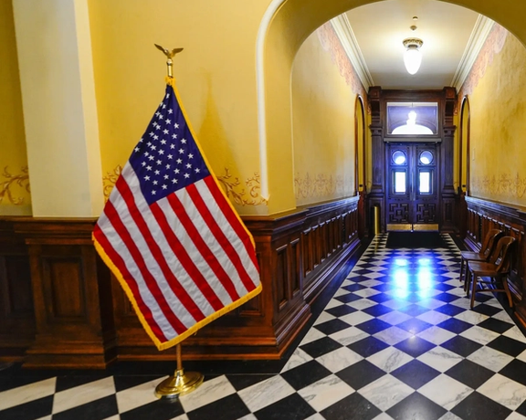 الخارجية الأميركية تطرد مسؤولاً إعلاميًا من أصل إيراني بسبب خلافات حول سياسات غزة