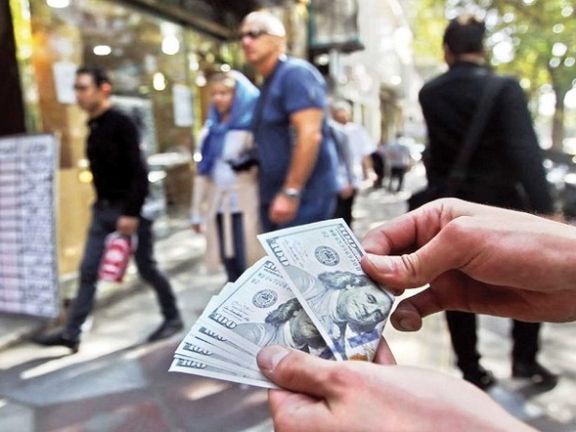 امتناع صرافیها از فروش سهمیه ۵ هزار یورویی؛ بانک مرکزی صرافان را به ابطال مجوز تهدید کرد