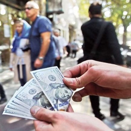 ۲۰ میلیارد دلار ارز در خانهها نگهداری میشود؛ تلاش دولت برای بهدست آوردن دلارهای مردم
