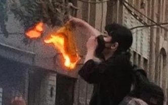 الادعاء العام في طهران يستدعي نشطاء بعد نشرهم تقريرا حول تحرش الأمن بمتظاهرة قبل قتلها