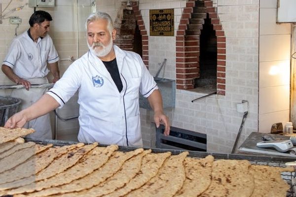 ارتفاع سعر الخبز في إيران والإعلام الرسمي ينتقد "الخطة الذكية" لدعم الدقيق