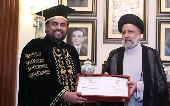 دانشگاه کراچی پاکستان با توجه به «سوابق تحصیلی» رئیسی به او دکترای افتخاری داد