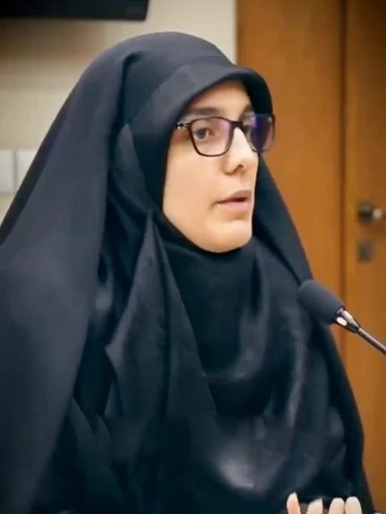 مذيعة بالتلفزيون الإيراني:المسؤولون يطالبوننا بمنافسة مذيعات "إيران إنترناشيونال" بالمكياج