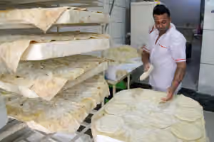 خبرگزاری ایلنا از افزایش غیررسمی قیمت نان در تهران خبر داد