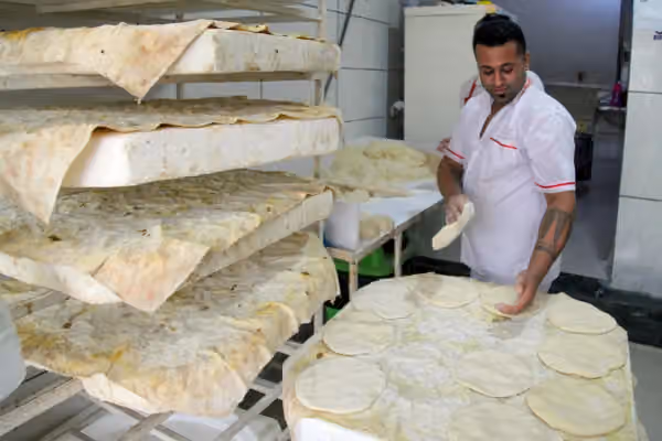خبرگزاری ایلنا از افزایش غیررسمی قیمت نان در تهران خبر داد