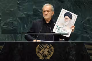 بزشكيان يحظى بتصفيق "الجنرالات".. وصمت مجتبى خامنئي مستمر