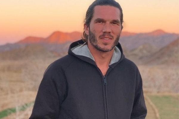 إيران: إدانة سائح فرنسي بالسجن أكثر من 8 سنوات.. وشقيقته: "رهينة سياسية"