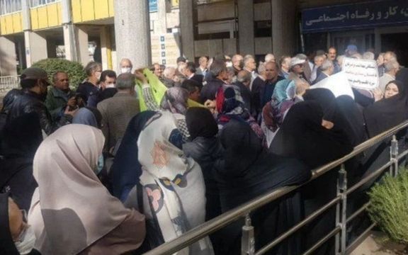 بازنشستگان ایران برای طرح مطالبات صنفی و آزادی معلمان زندانی تجمع کردند